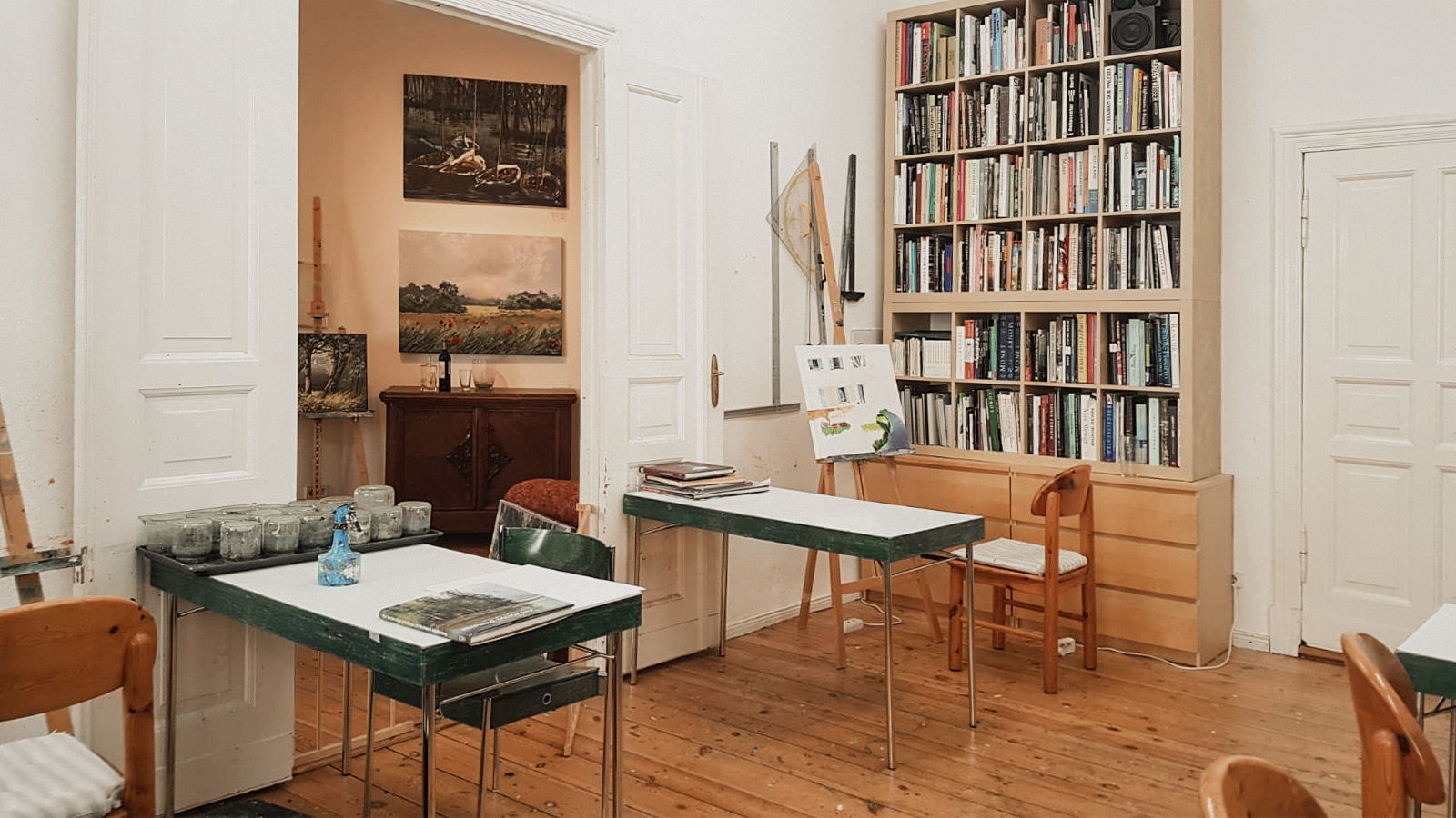 Arbeitsplätze im hellen Atelier